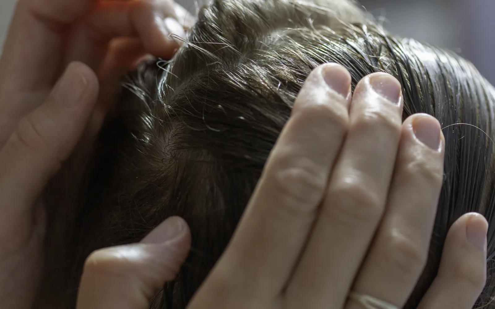 Femme prenant soin de ses cheveux