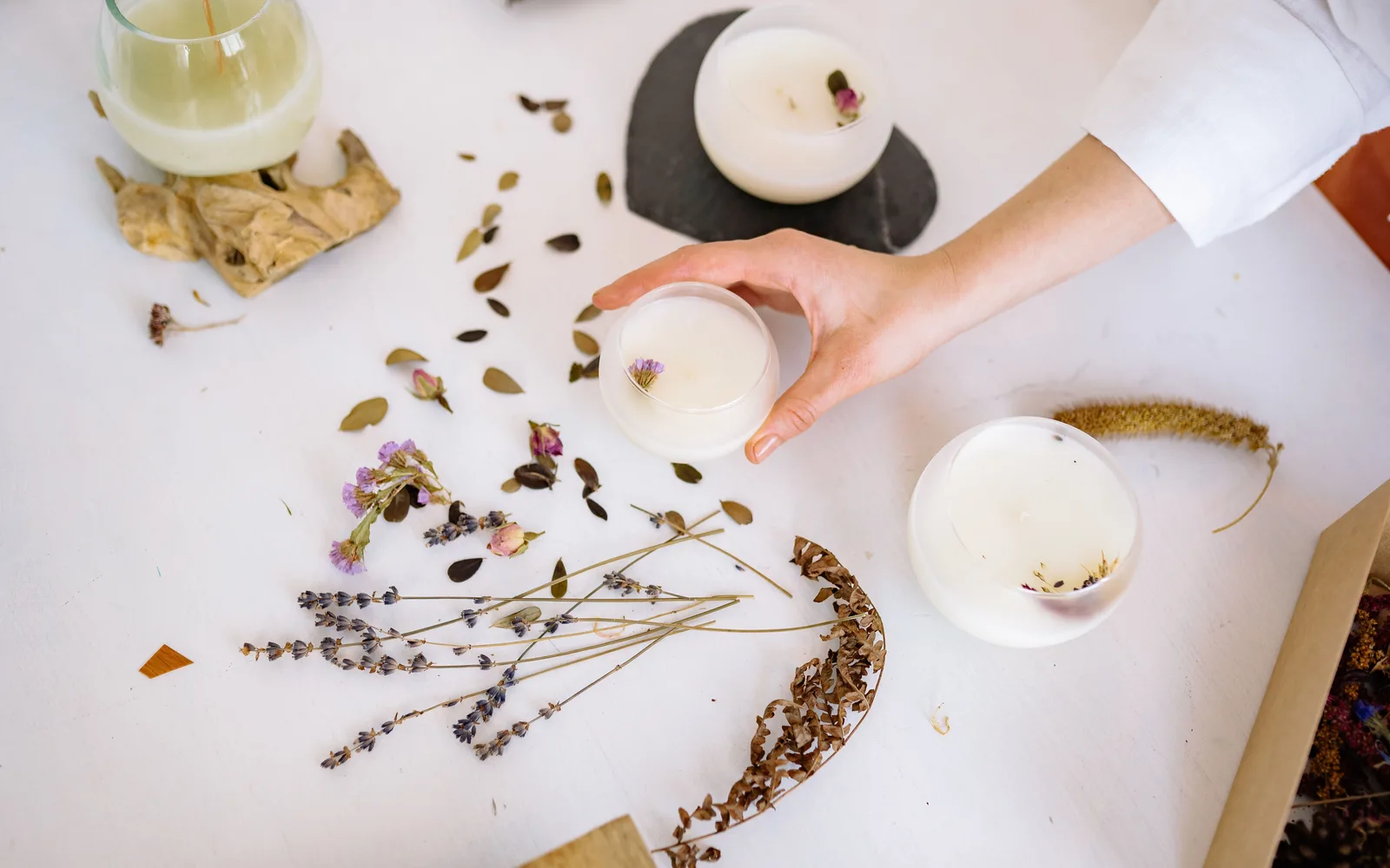 Bougie maison et fleurs séchées