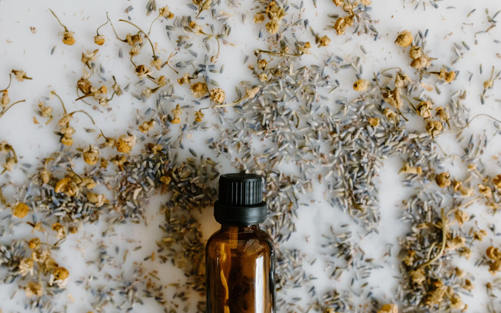 Flacon d'huile essentielle et lavande séchée