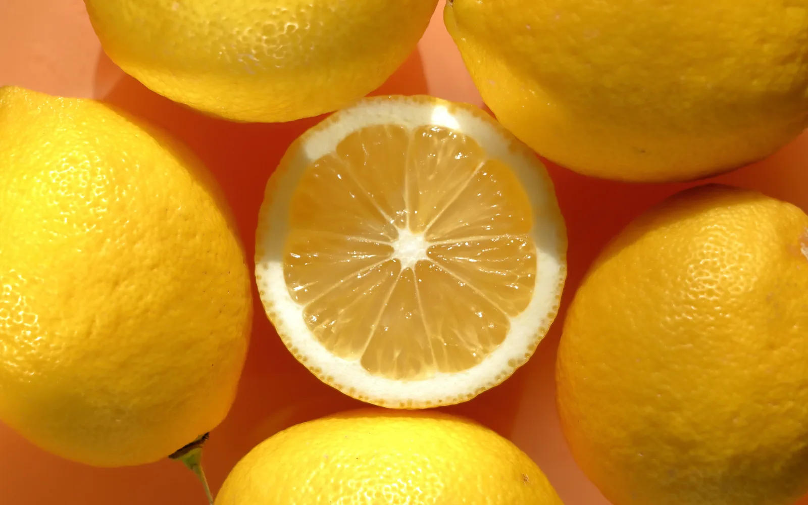 Citrons frais coupés en deux
