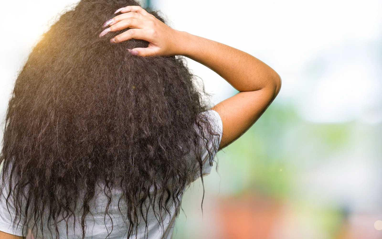 Femme aux longs cheveux bouclés
