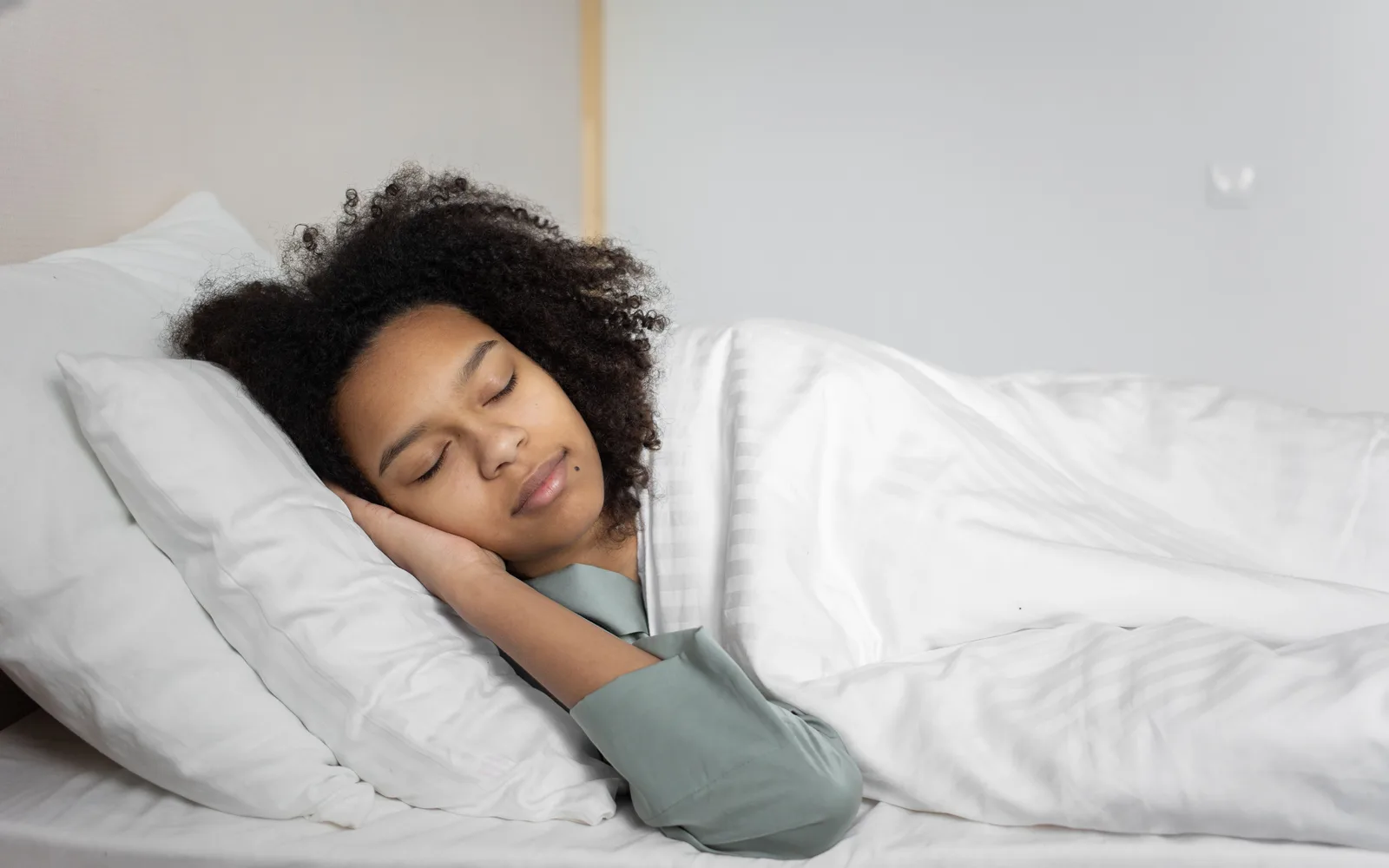 Femme endormie paisiblement dans son lit