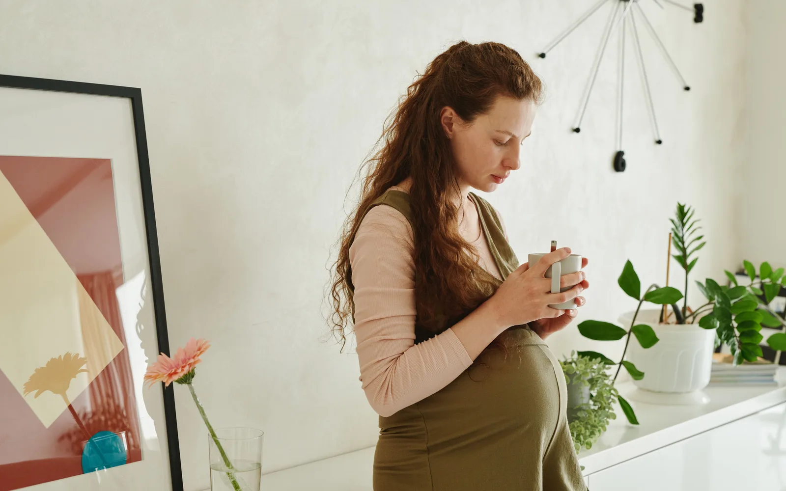 Femme enceinte tenant une tasse de tisane