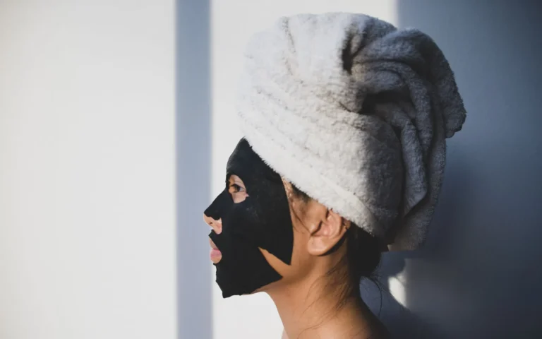 Femme portant un masque de soin sur le visage