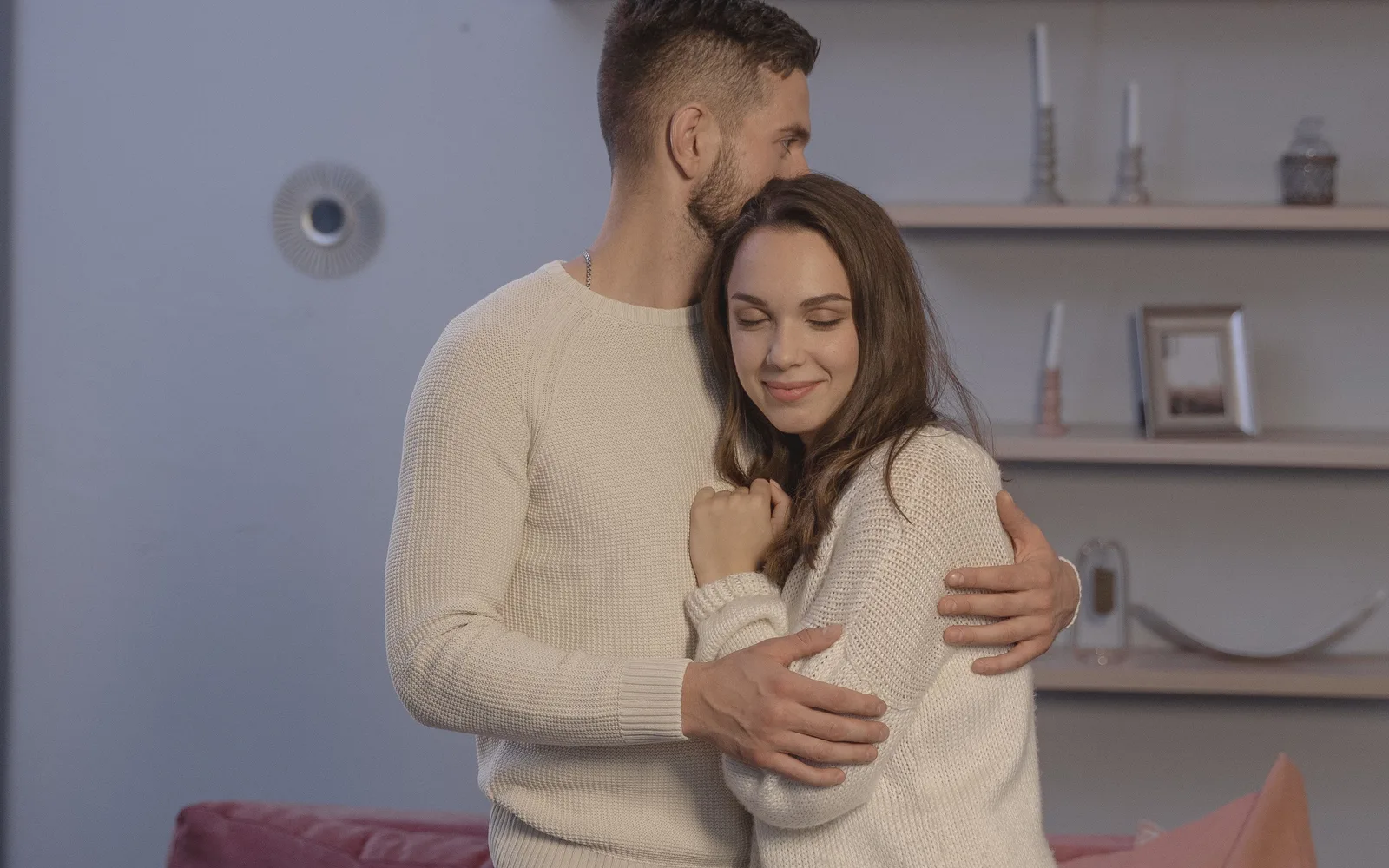 Couple enlacé à la maison