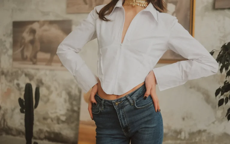 Femme en chemise blanche et jean