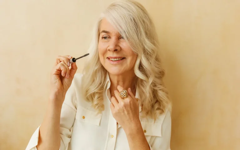 Femme aux cheveux blancs appliquant un soin