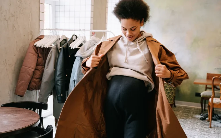 Femme enceinte ajustant son manteau