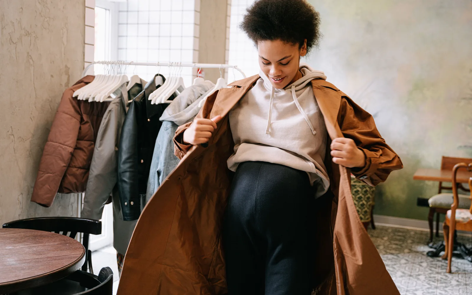 Femme enceinte ajustant son manteau